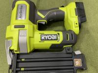 Máy bắn đinh Ryobi P321 + Đế chuyển pin