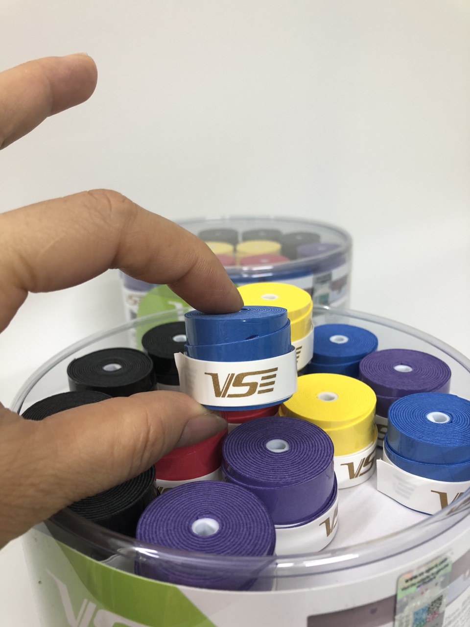 Sỉ 60chiếc/1 HỘP Quấn cán vợt cầu lông VS êm thấm mồ hôi có vân bám nilong bọc ngoài