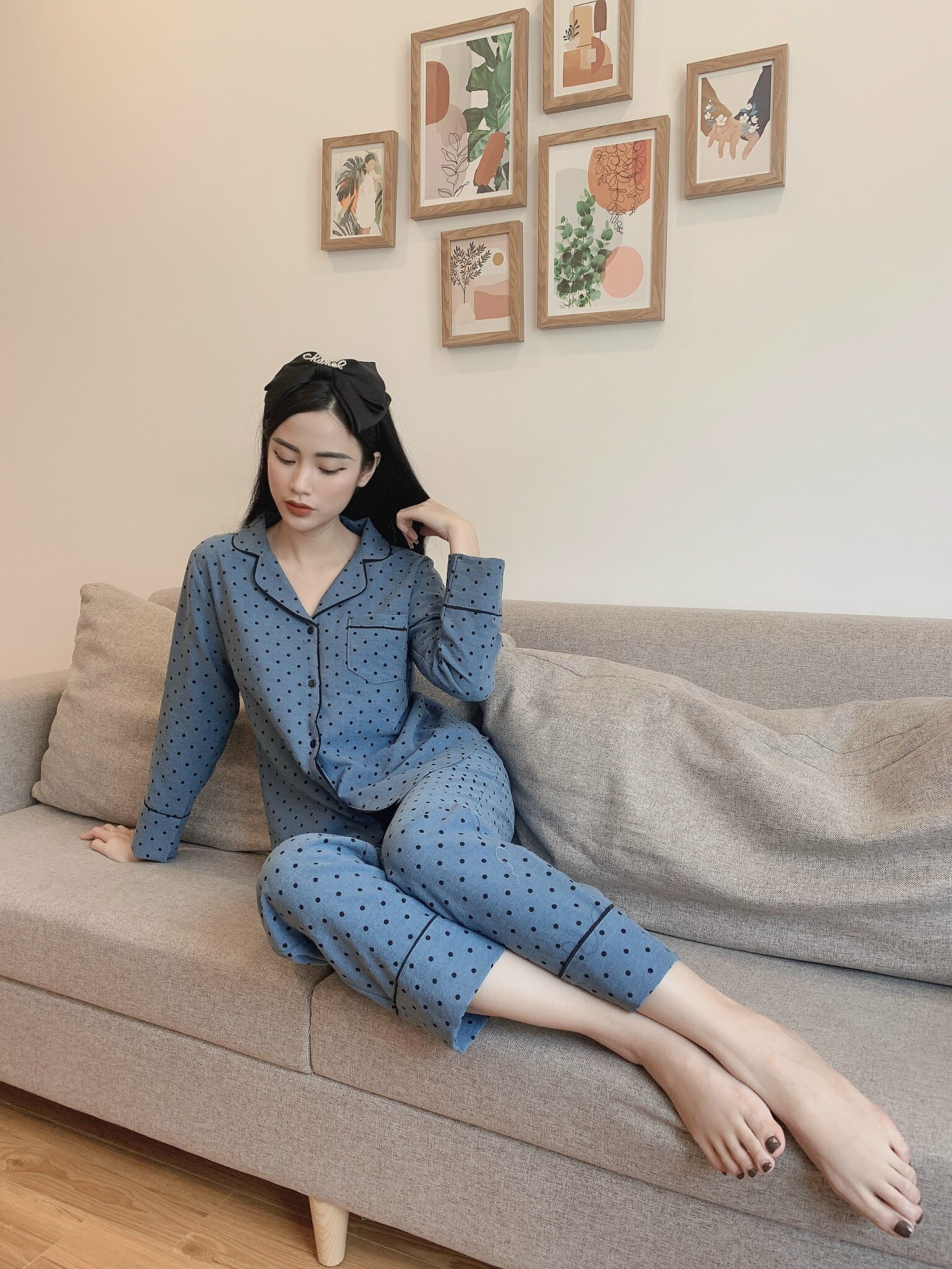 Bộ pijama nữ dài dài nhung tăm chấm bi xanh dương, chất liệu lụa cao cấp, dày dặn đầm tay nhưng mặc lên nhẹ tênh thoáng khí