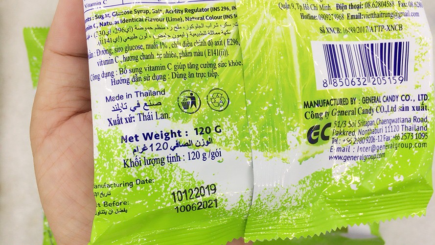 Thông tin sản phẩm: Tên sản phẩm: Kẹo chanh muối Thái Lan 100gr Trọng lượng: 100gr / gói Xuất xứ: Thái Lan Cung cấp vitamin, chất khoán cho cơ thể là món ăn không thể thiếu trong các mùa du lịch hay đi chơi Ăn mấy cái kẹo béo béo kia còn dễ chán... chứ cái kẹo này ngậm xong cục này là muốn ngậm tiếp cục khác! Chua chua ngọt ngọt và con thêm độ mằn mặn nhẹ! Ăn đến phía trong kẹo thì có nước chanh muối bên trong cùng của cục kẹo.... Vui miệng lắm nha! Ngoài ra kẹo này con cung cấp lượng vitamin C lớn nữa! Mỗi cục kẹo cung cấp vitamin C bằng 1 trái chanh luôn ạ