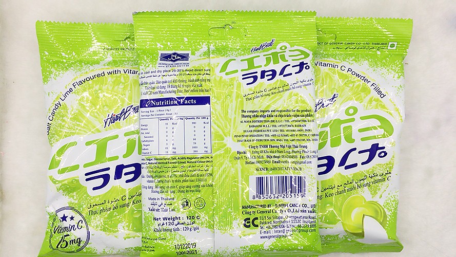 Thông tin sản phẩm: Tên sản phẩm: Kẹo chanh muối Thái Lan 100gr Trọng lượng: 100gr / gói Xuất xứ: Thái Lan Cung cấp vitamin, chất khoán cho cơ thể là món ăn không thể thiếu trong các mùa du lịch hay đi chơi Ăn mấy cái kẹo béo béo kia còn dễ chán... chứ cái kẹo này ngậm xong cục này là muốn ngậm tiếp cục khác! Chua chua ngọt ngọt và con thêm độ mằn mặn nhẹ! Ăn đến phía trong kẹo thì có nước chanh muối bên trong cùng của cục kẹo.... Vui miệng lắm nha! Ngoài ra kẹo này con cung cấp lượng vitamin C lớn nữa! Mỗi cục kẹo cung cấp vitamin C bằng 1 trái chanh luôn ạ