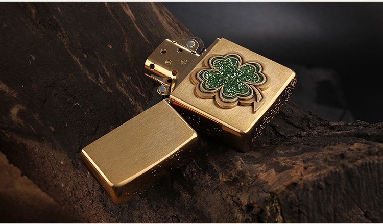 Bật lửa Zippo màu vàng cỏ bốn lá