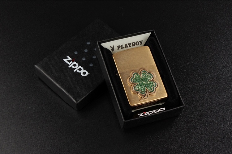 Bật lửa Zippo màu vàng cỏ bốn lá