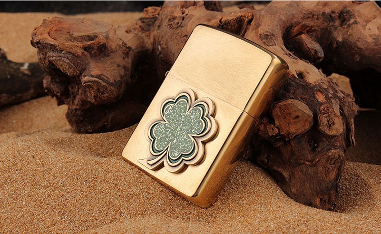Bật lửa Zippo màu vàng cỏ bốn lá