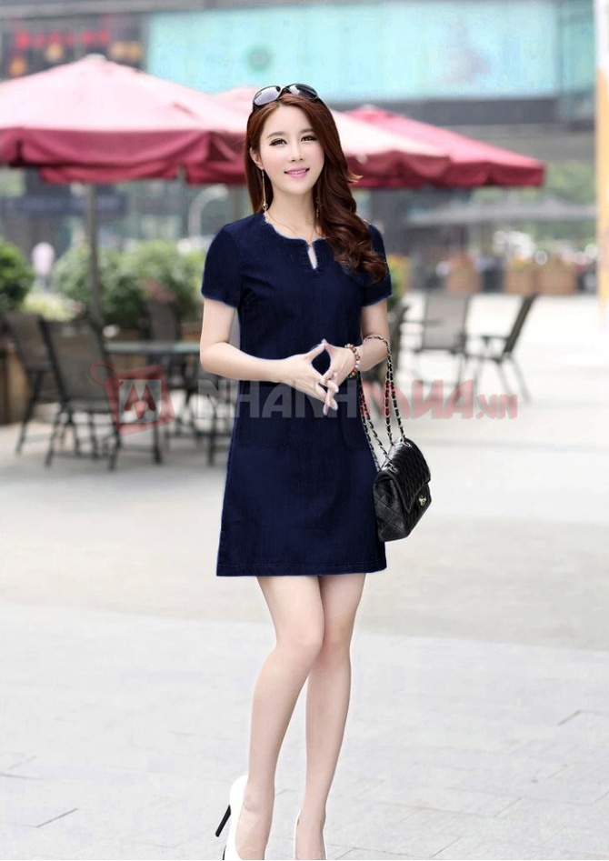 Đầm suông denim cổ xẻ 2 túi.