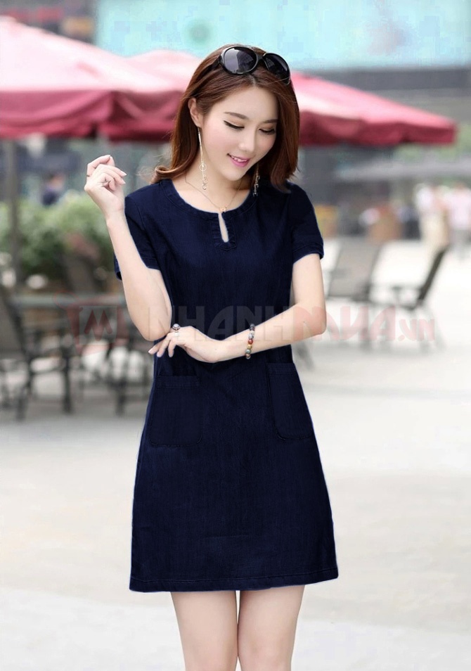 Đầm suông denim cổ xẻ 2 túi.