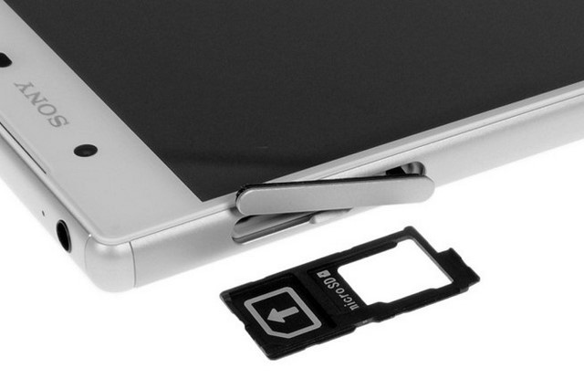 Cạnh trái của máy có khe đựng sim, thẻ nhớ và ở dưới có khác dòng chữ XPERIA