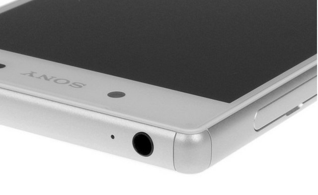 Tương tự Xperia Z3, Z5 được ốp bốn góc