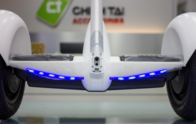 Cụm đèn LED xanh ở sau xe.