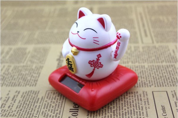 Mèo thần tài vẫy tay năng lượng mặt trời