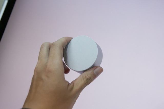 Surface Dial là một phụ kiện cực kỳ hữu ích khi dùng với máy tính Surface Studio.