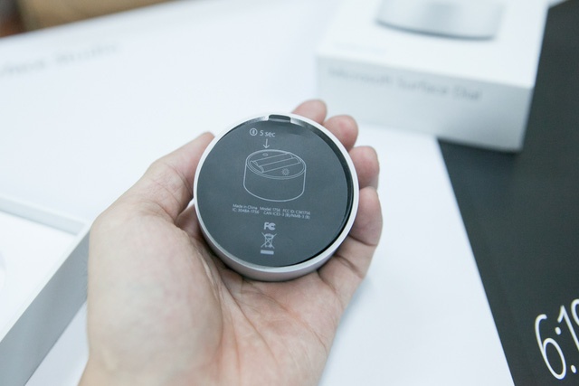 Cận cảnh phần chân đế, ở đây có một chiếc sticker (khi sử dụng phải lột ra) hướng dẫn cách thay pin.