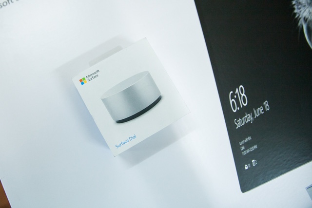 Phụ kiện Surface Dial có giá gần 100 USD.