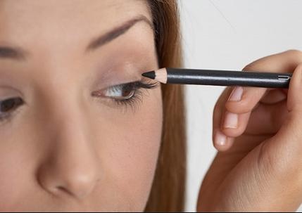 Kẻ viền mi mắt bằng bút chì đòi hỏi bạn phải khéo léo