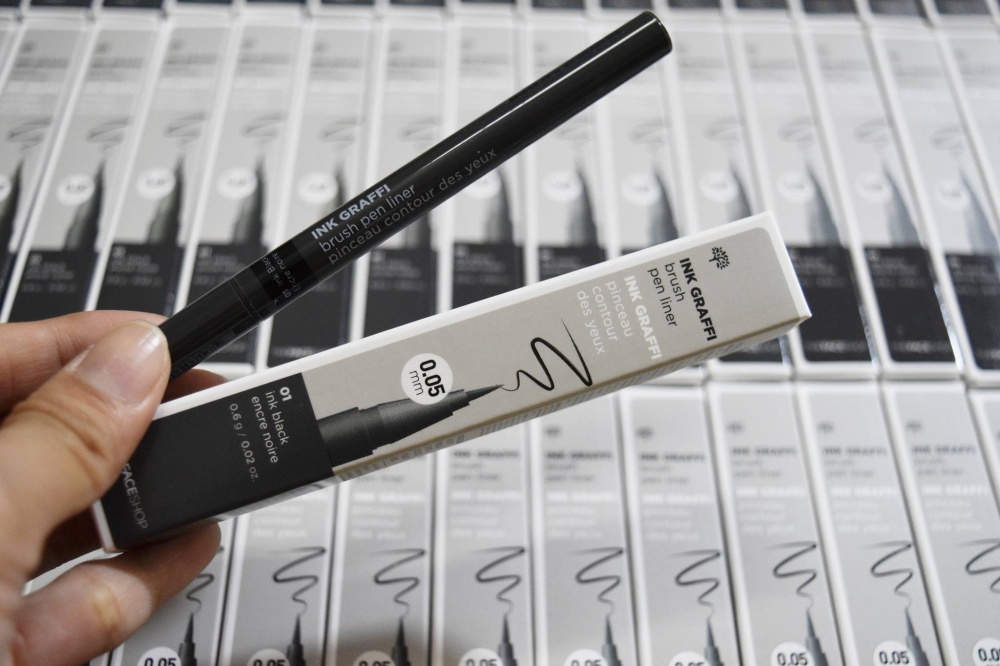 Bút kẻ mắt The Face Shop Ink Graffi Brush Pen Liner với thiết kế nhỏ 0.05mm đầu bút kẻ mắt mềm