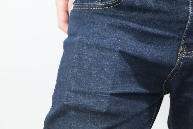 Bạn có thể dễ dàng đút bộ phát này vào túi quần, nhưng do nó hơi dày nên sẽ hơi lộ liễu 